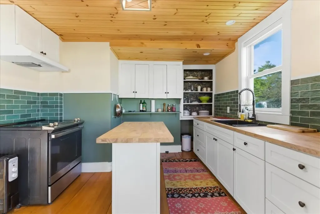 15 Lincoln Street Richmond ME 04357