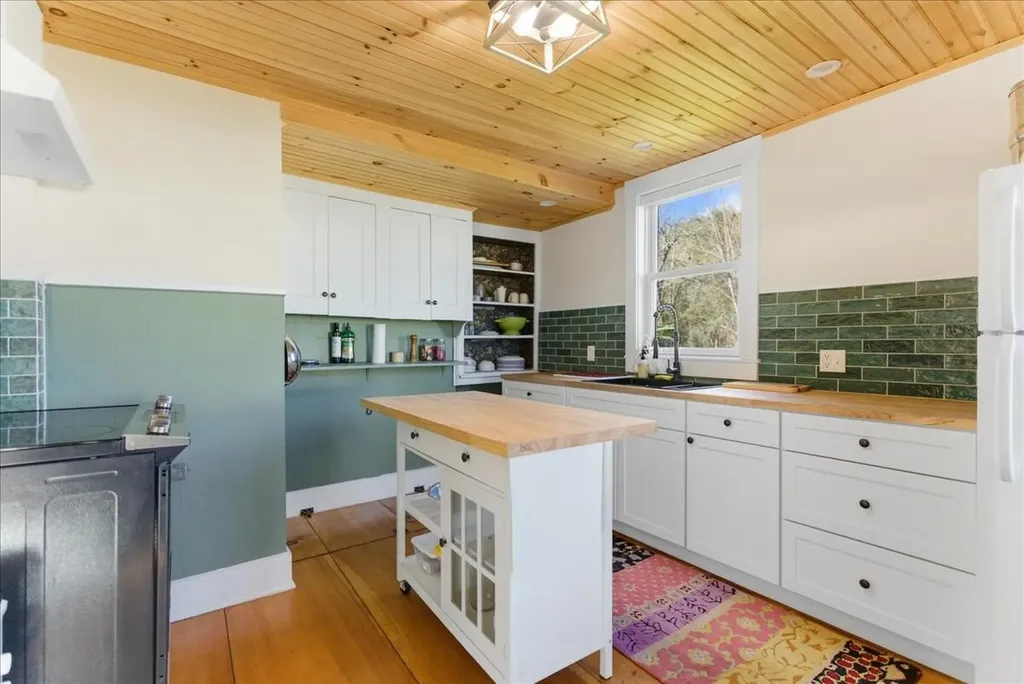 15 Lincoln Street Richmond ME 04357