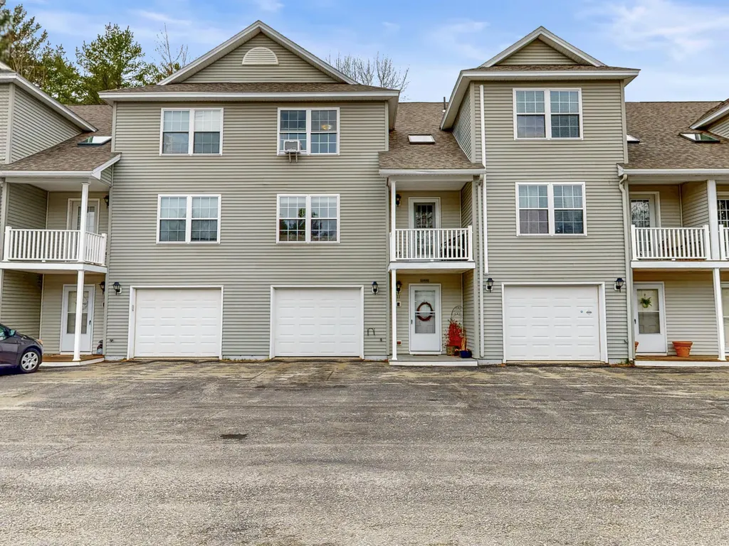 11 Ledges Court Lewiston ME 04240