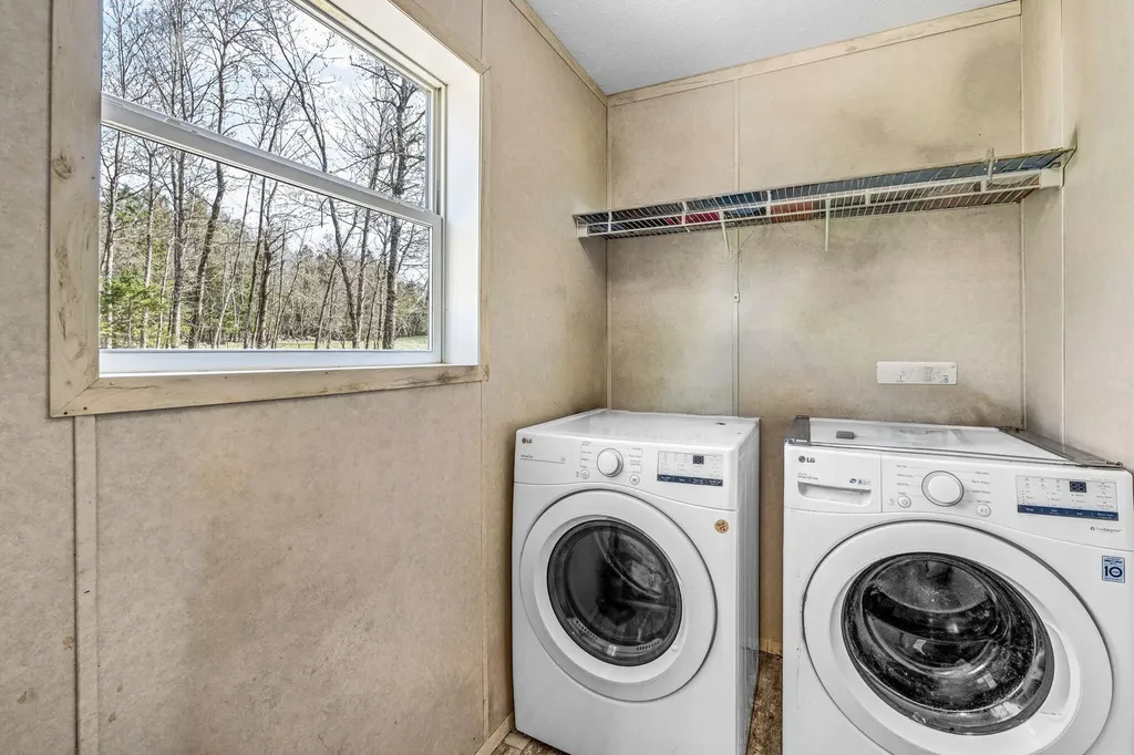 1047 Sunset Avenue Glenburn ME 04401