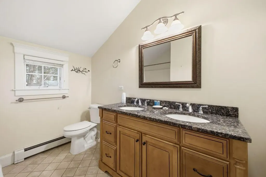 51 W Island Way Edgecomb ME 04556