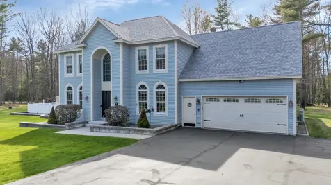 16 Caldwell Circle Lewiston ME 04240