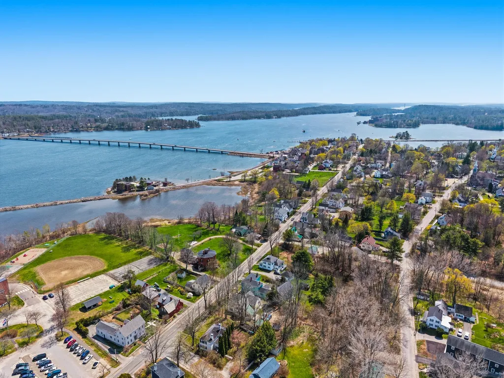 63 Federal Street Wiscasset ME 04578