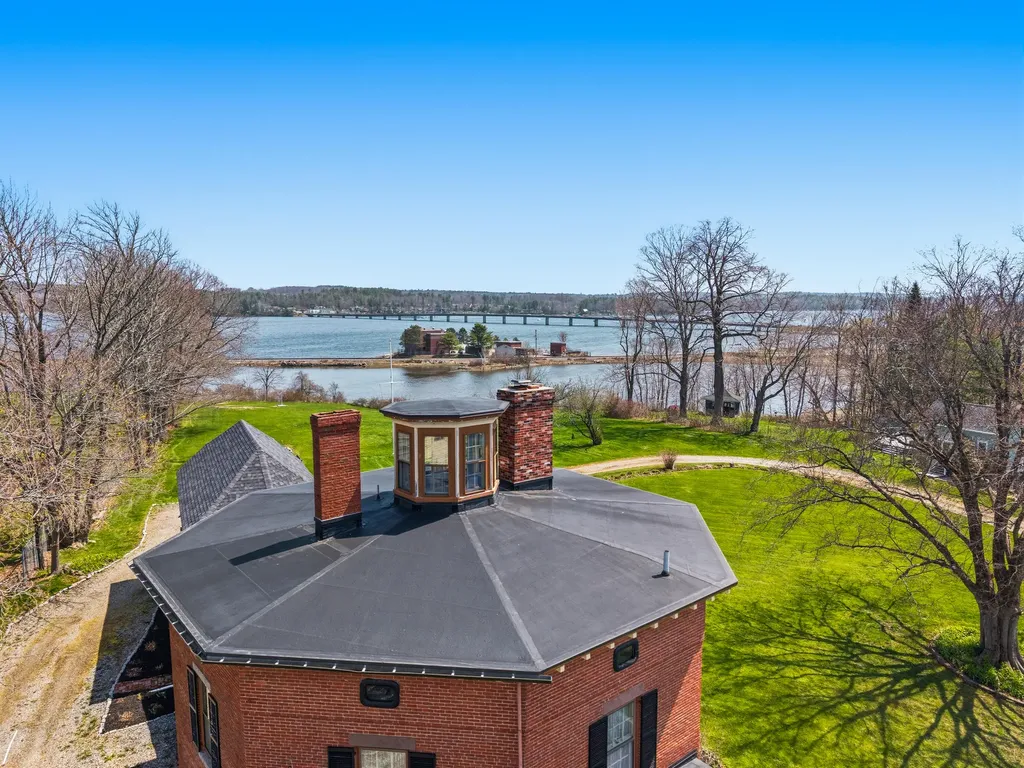 63 Federal Street Wiscasset ME 04578