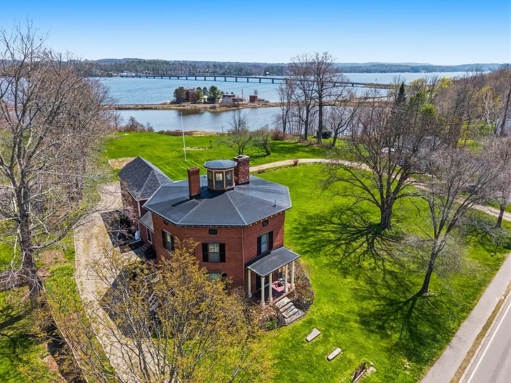 63 Federal Street Wiscasset ME 04578