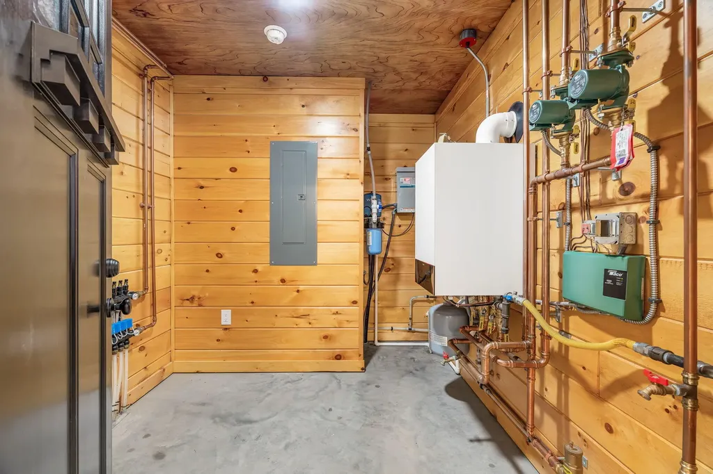 290 White Point Estates Road Lincoln ME 04457