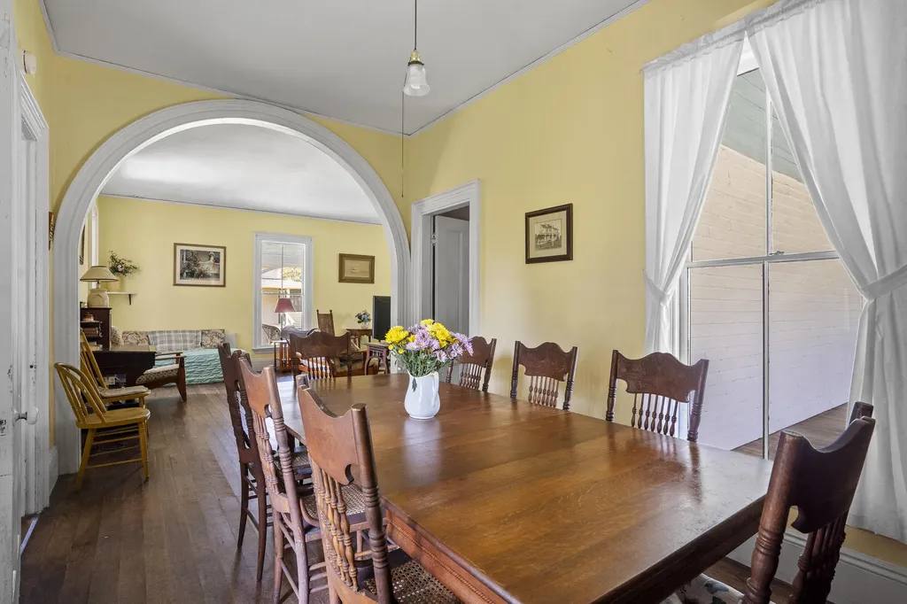 9 Grove Street Boothbay ME 04544