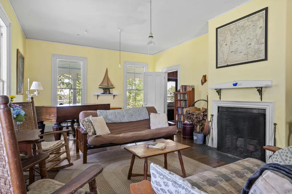 9 Grove Street Boothbay ME 04544