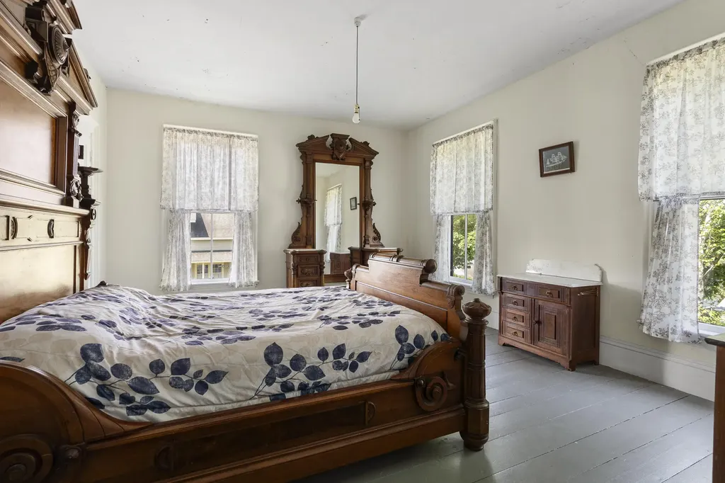 9 Grove Street Boothbay ME 04544