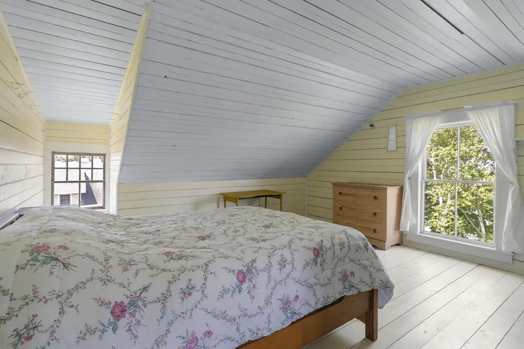 9 Grove Street Boothbay ME 04544