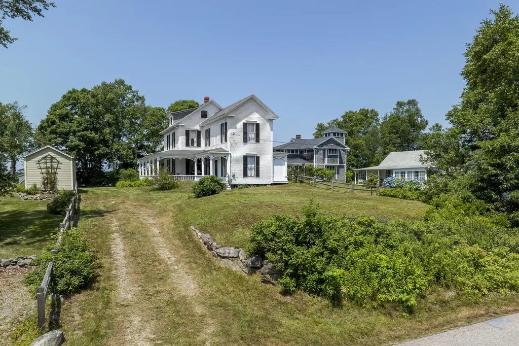 9 Grove Street Boothbay ME 04544