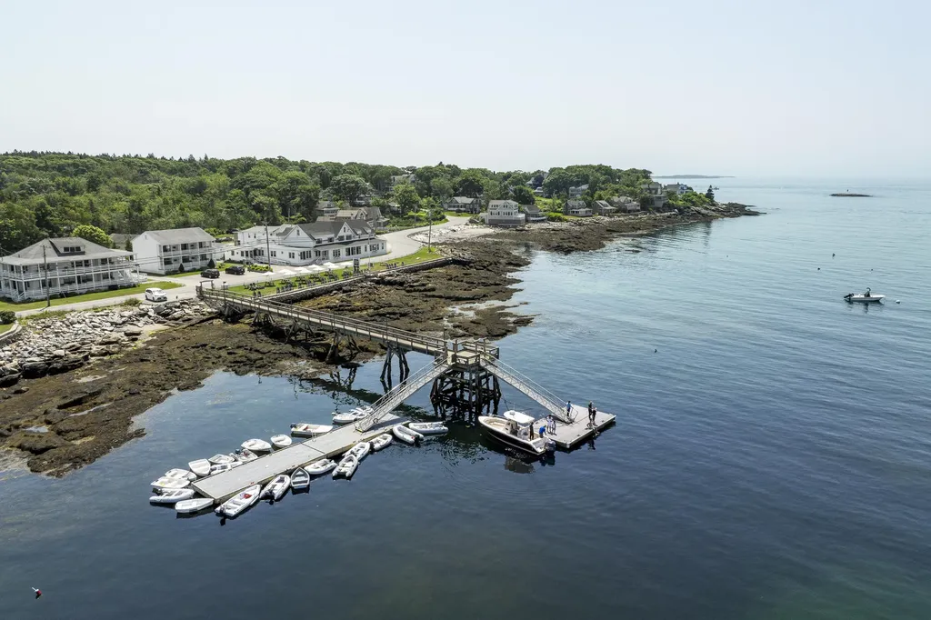 9 Grove Street Boothbay ME 04544
