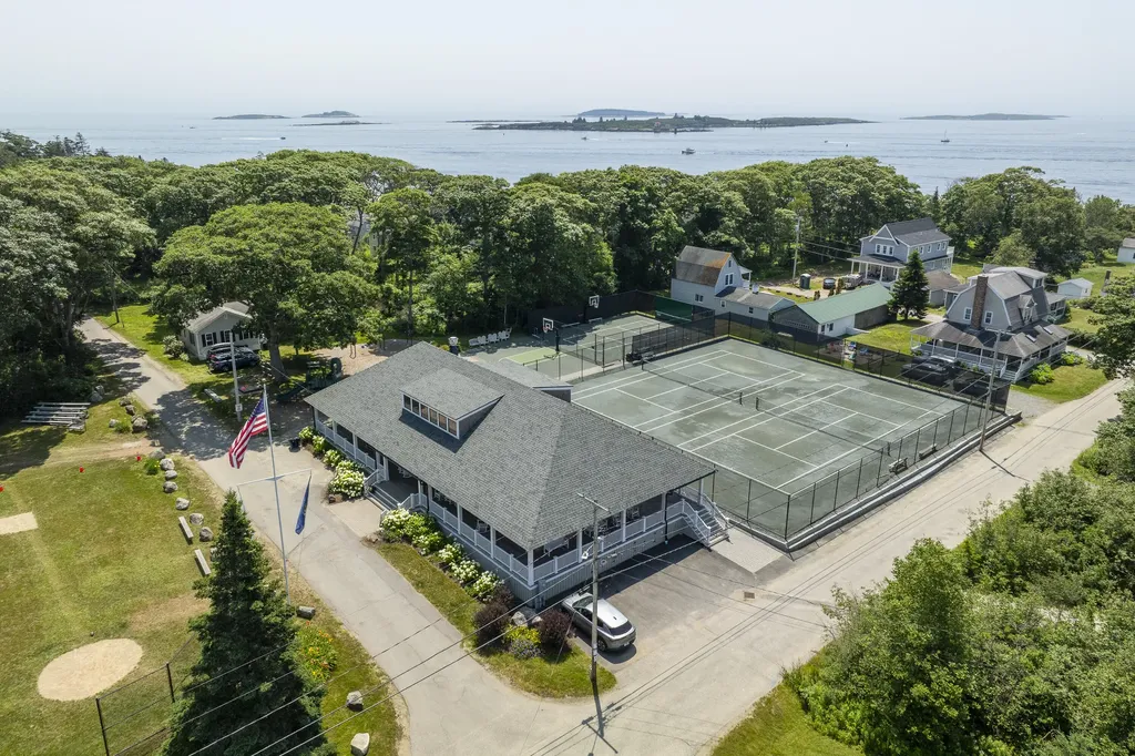 9 Grove Street Boothbay ME 04544