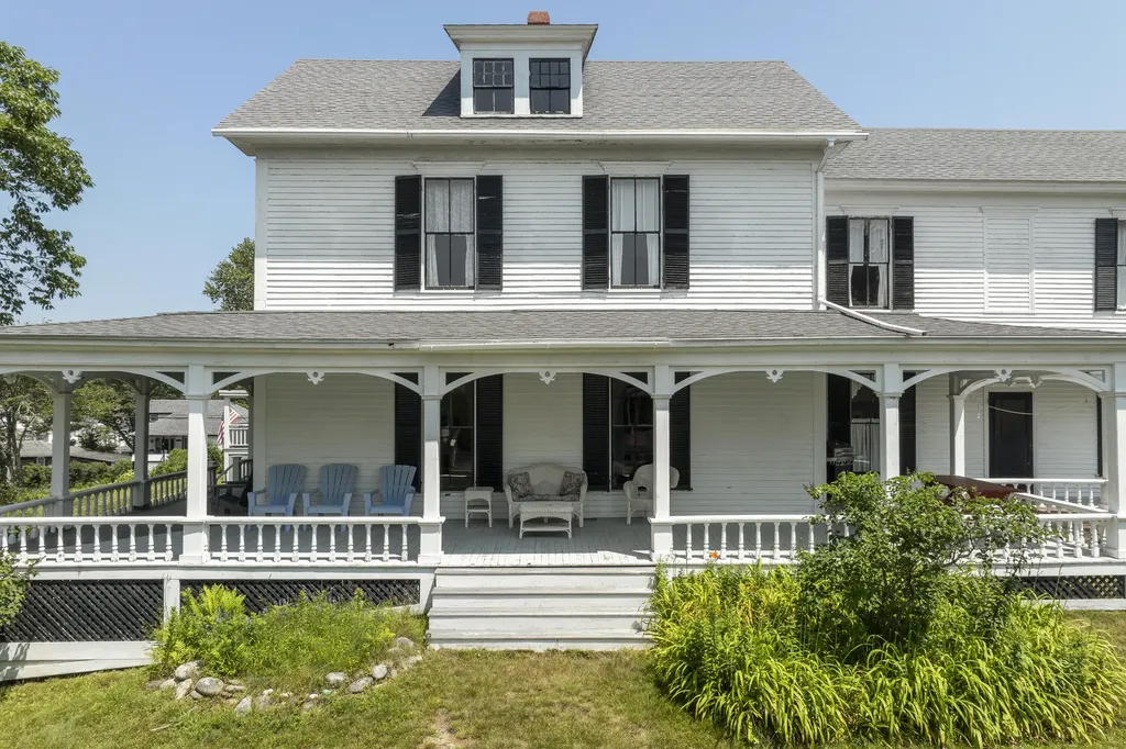 9 Grove Street Boothbay ME 04544