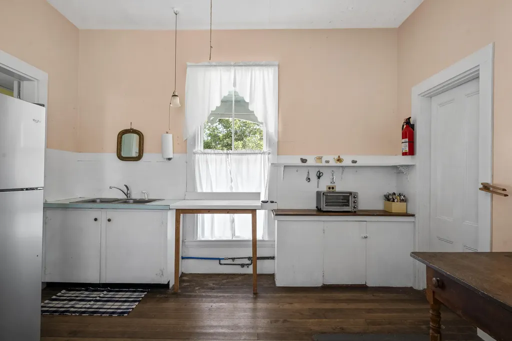 9 Grove Street Boothbay ME 04544