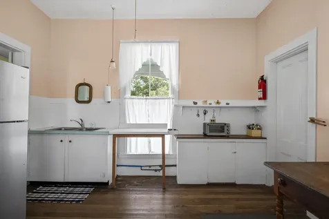9 Grove Street Boothbay ME 04544