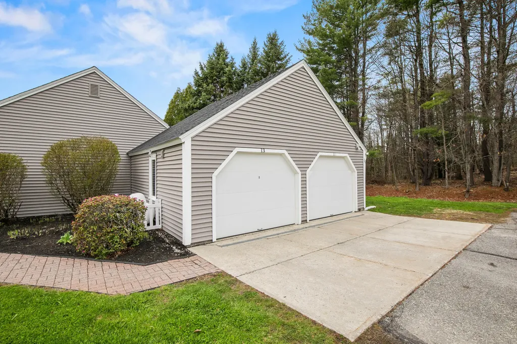 13 Colonial Way Auburn ME 04210