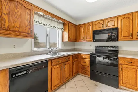 13 Colonial Way Auburn ME 04210