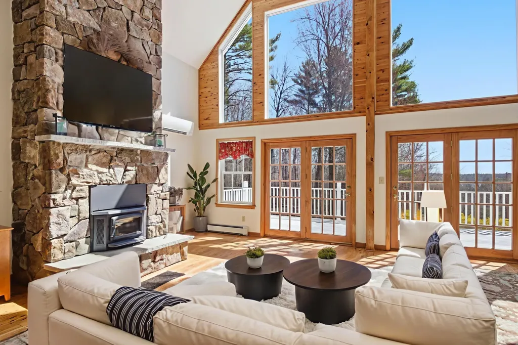 43 Hoyt Drive Monmouth ME 04259