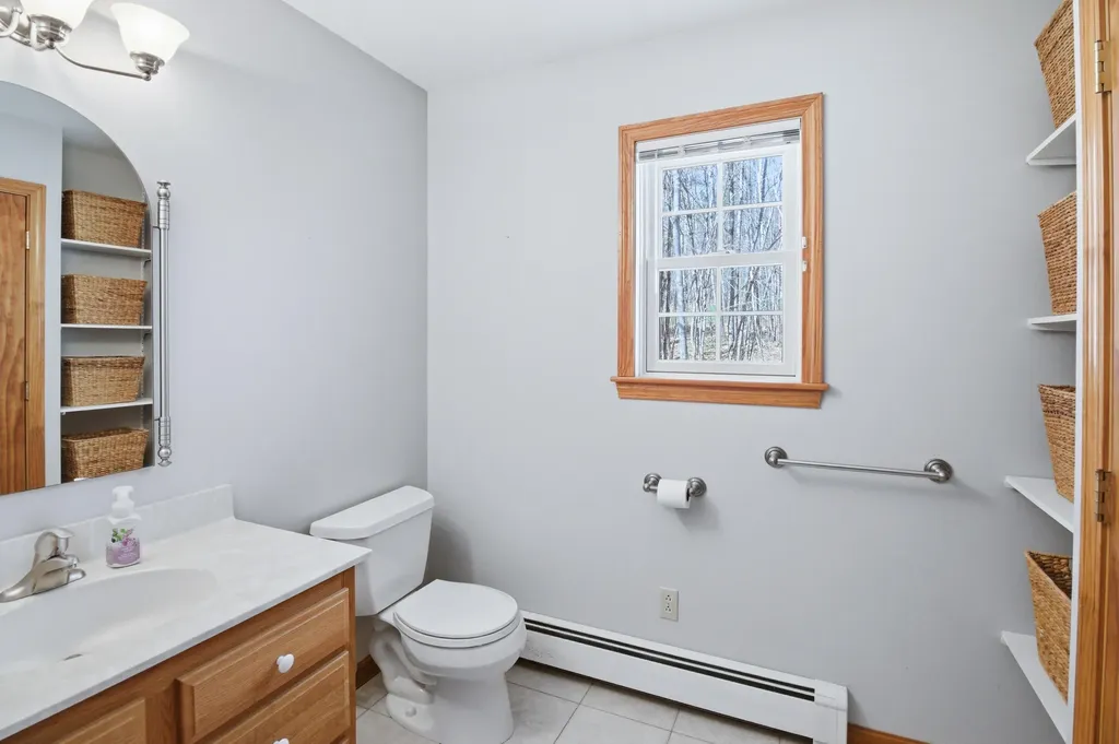 43 Hoyt Drive Monmouth ME 04259