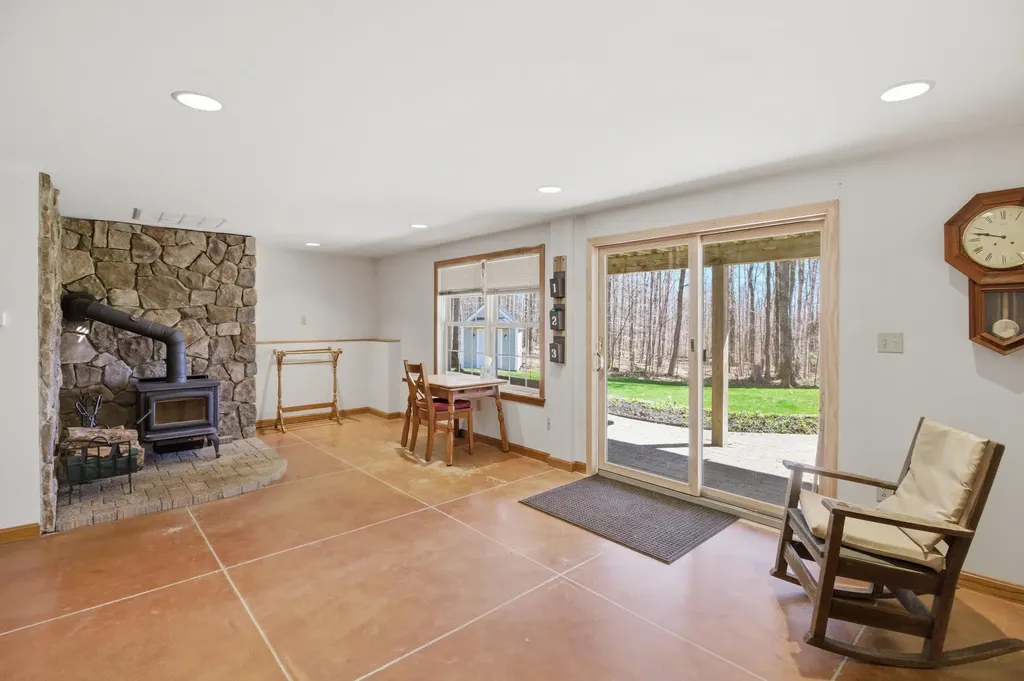 43 Hoyt Drive Monmouth ME 04259