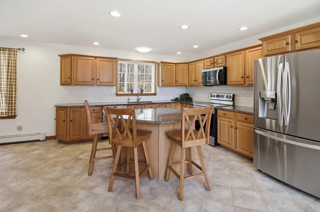 43 Hoyt Drive Monmouth ME 04259