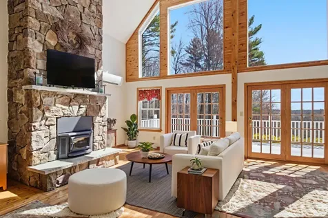 43 Hoyt Drive Monmouth ME 04259