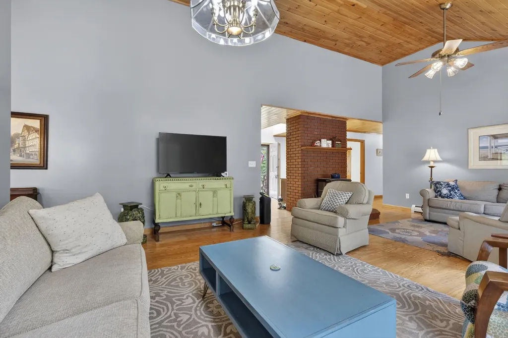 156 Bisco Road Paris ME 04281
