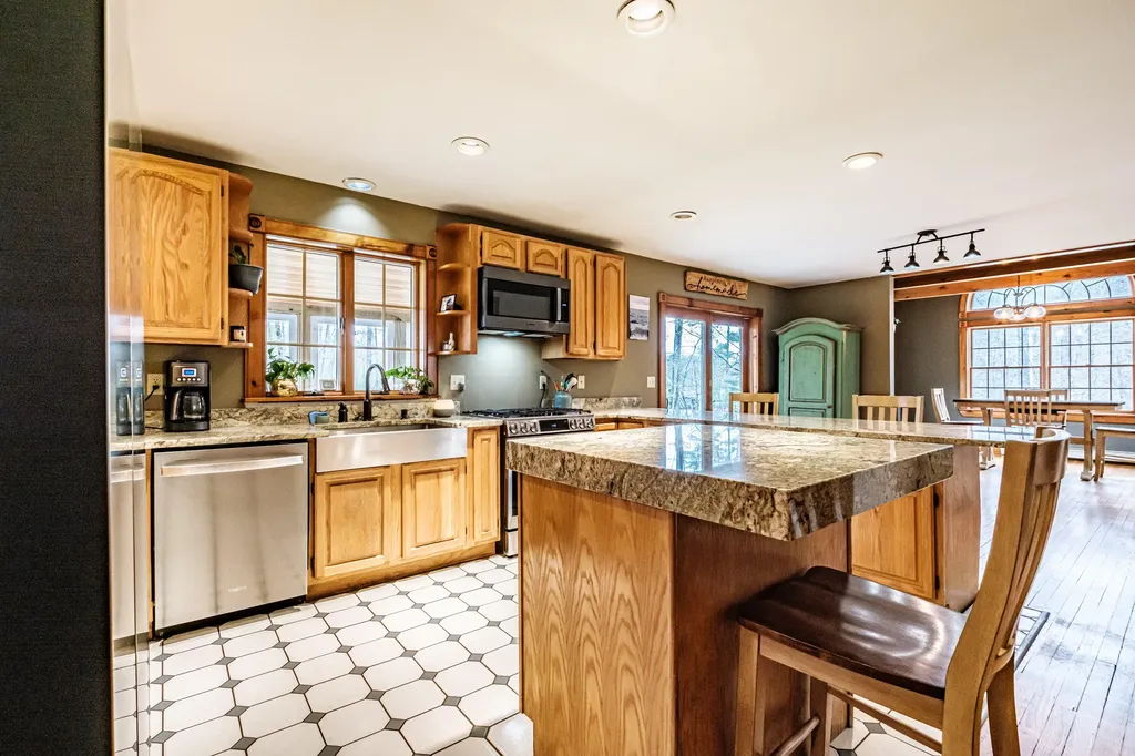6 Broadway Avenue Naples ME 04055