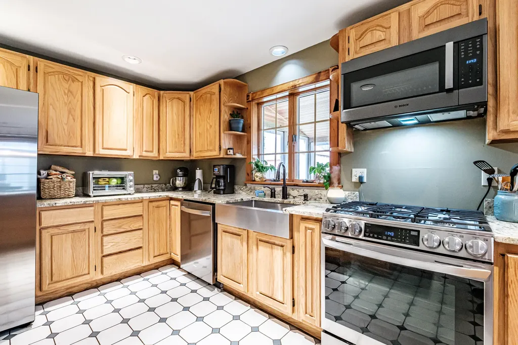 6 Broadway Avenue Naples ME 04055