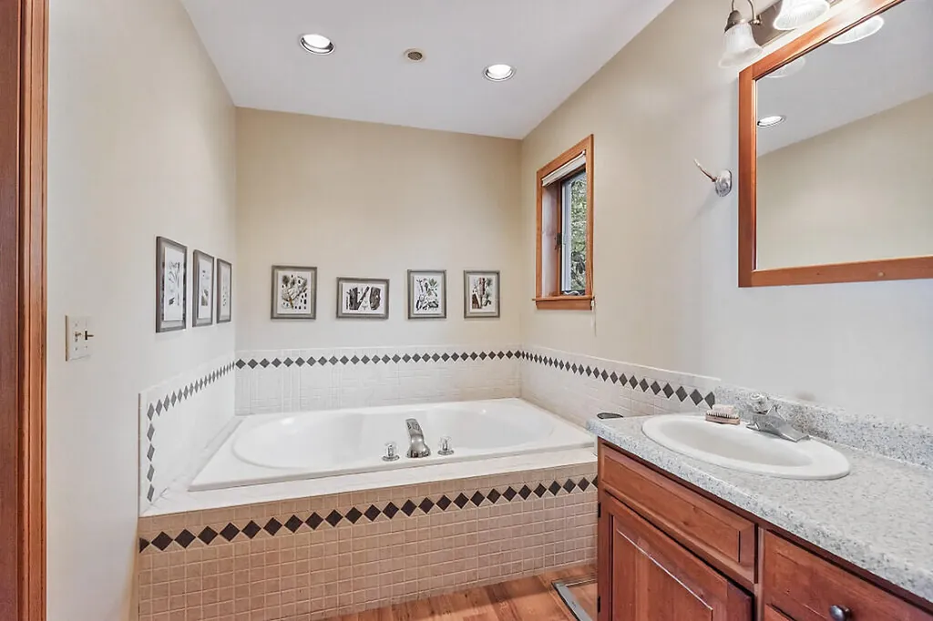 217 Leadbetter Road Wayne ME 04284