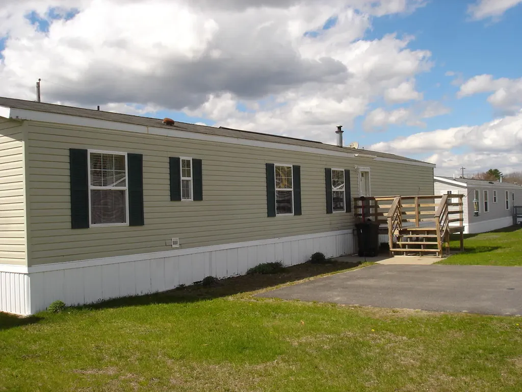 15 Ofarrell Street Topsham ME 04086
