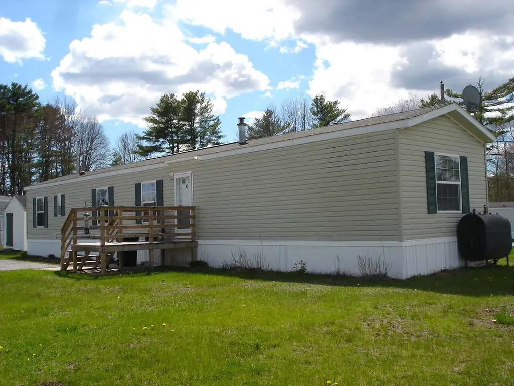 15 Ofarrell Street Topsham ME 04086