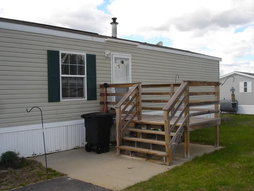 15 Ofarrell Street Topsham ME 04086