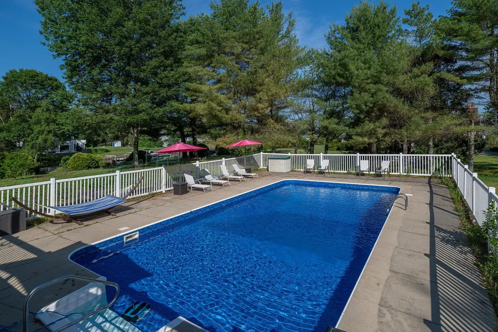 12 Bayview Drive Raymond ME 04071