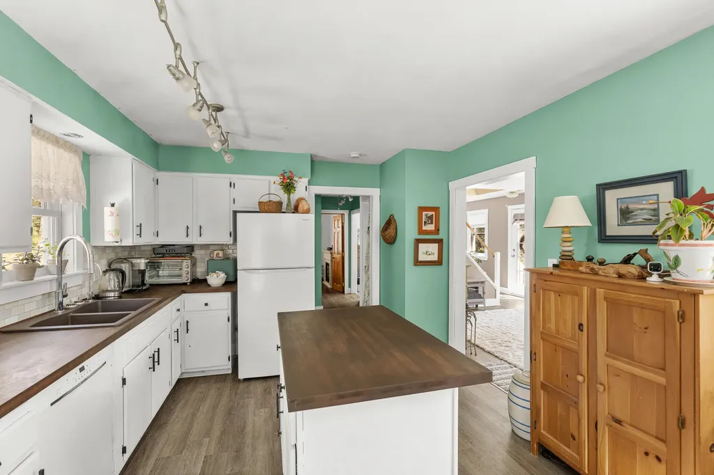 232 Mckay Road Edgecomb ME 04556