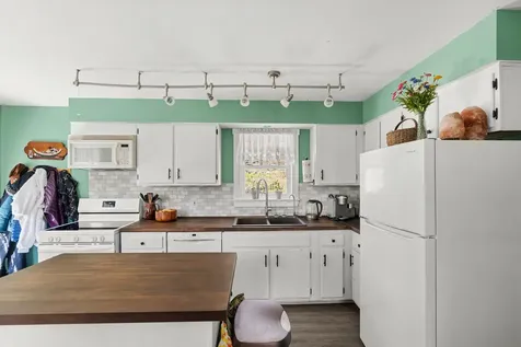232 Mckay Road Edgecomb ME 04556