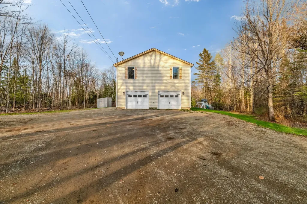 21 Glazier Lane Levant ME 04456