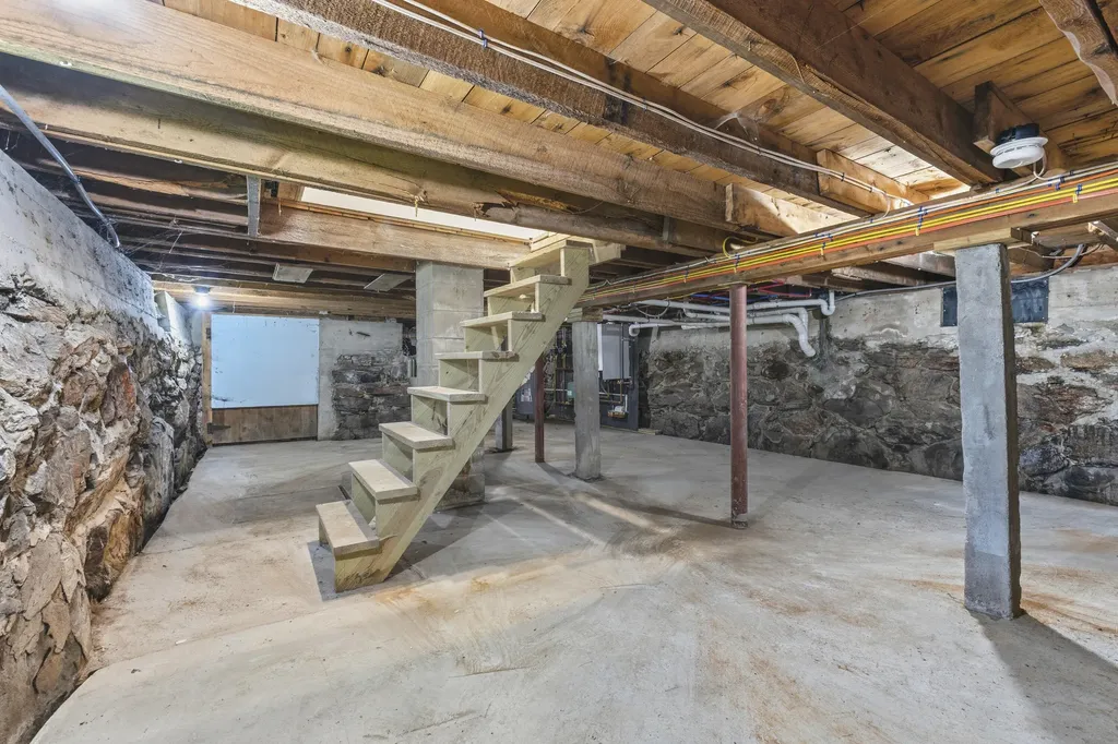 222 River Road Richmond ME 04357