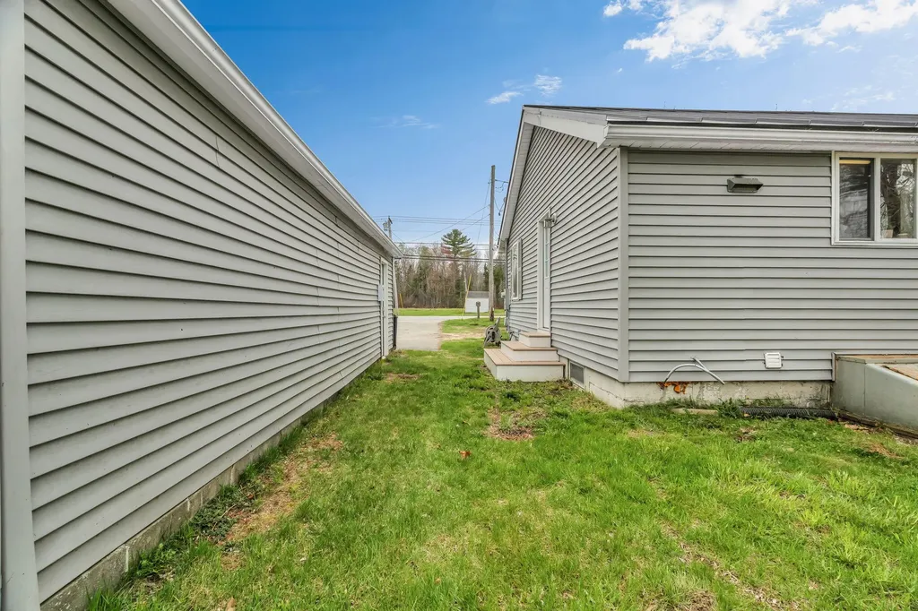 3237 Broadway Glenburn ME 04401