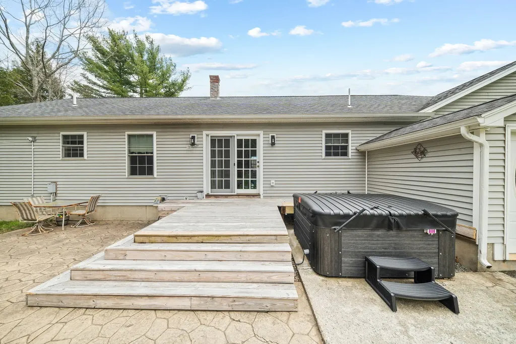 61 Kingsbury Road Holden ME 04429