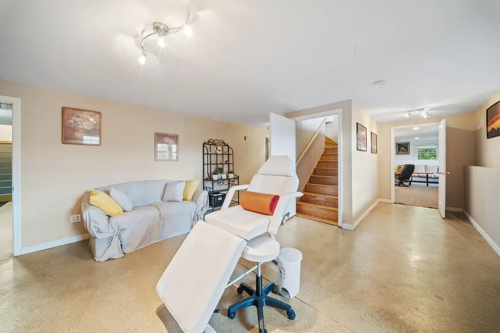 61 Kingsbury Road Holden ME 04429