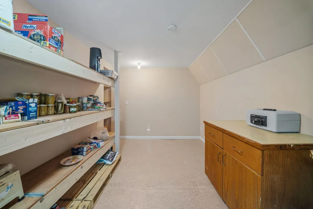 61 Kingsbury Road Holden ME 04429