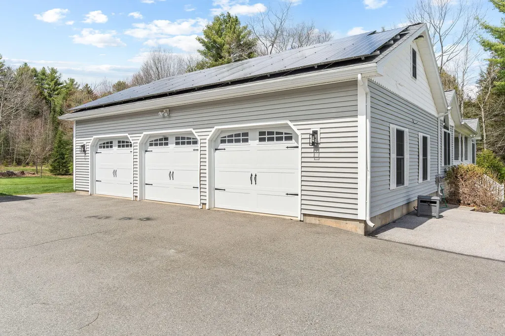 61 Kingsbury Road Holden ME 04429
