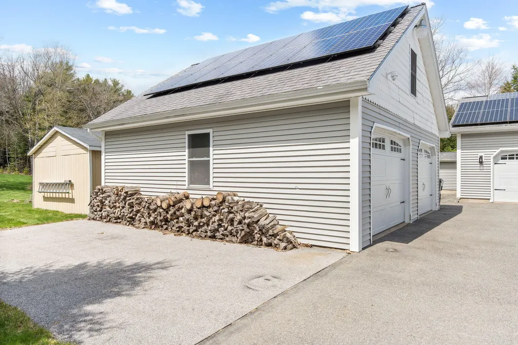 61 Kingsbury Road Holden ME 04429