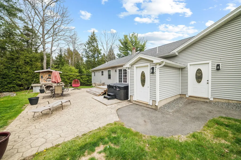 61 Kingsbury Road Holden ME 04429