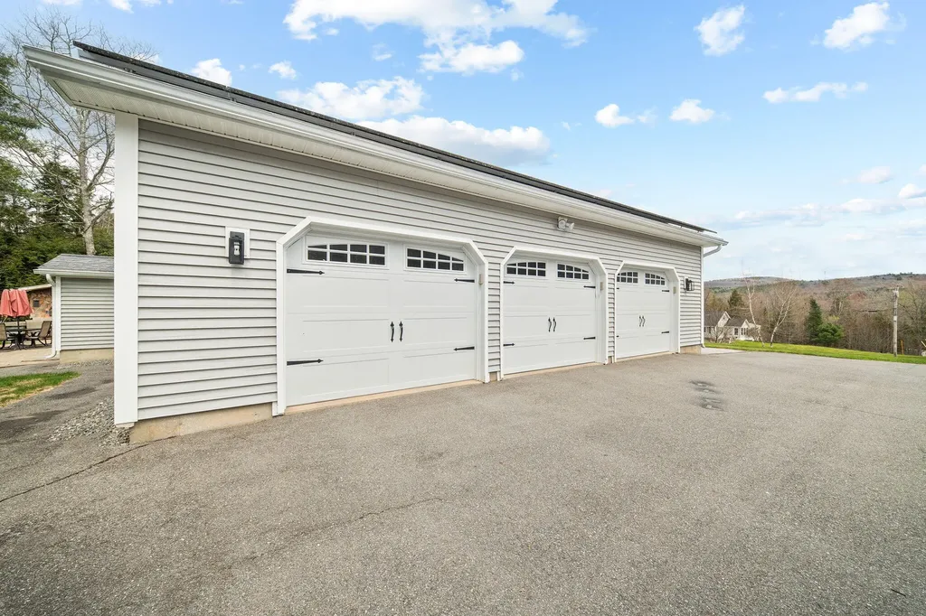 61 Kingsbury Road Holden ME 04429