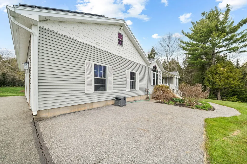 61 Kingsbury Road Holden ME 04429