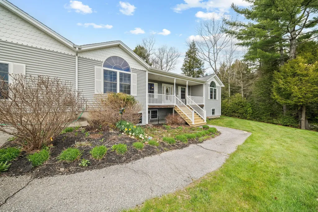 61 Kingsbury Road Holden ME 04429