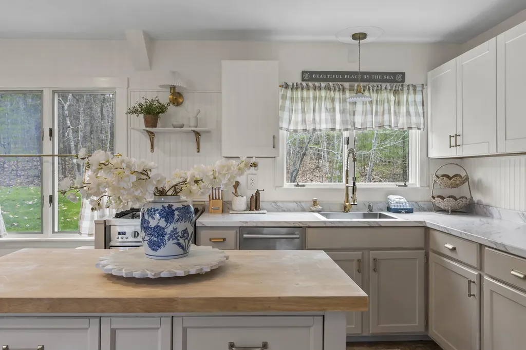 176 Shore Road York ME 03902